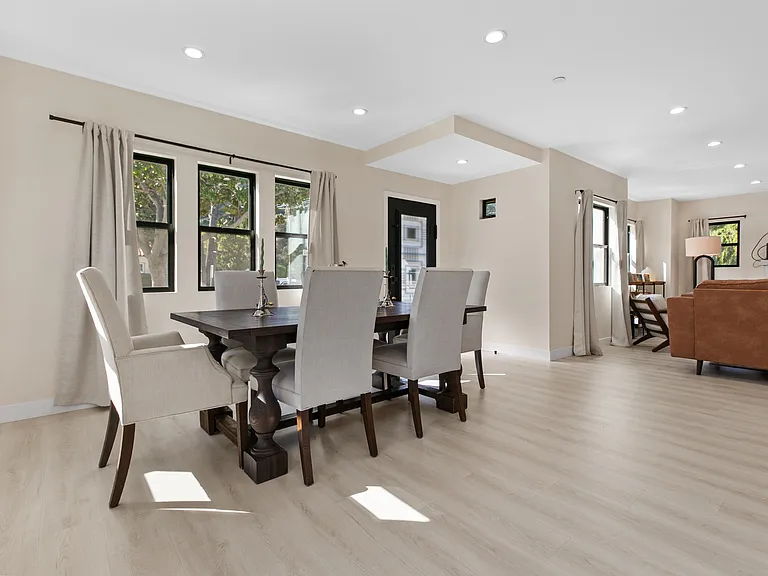 2101 E Glenoaks Blvd — Photo 28