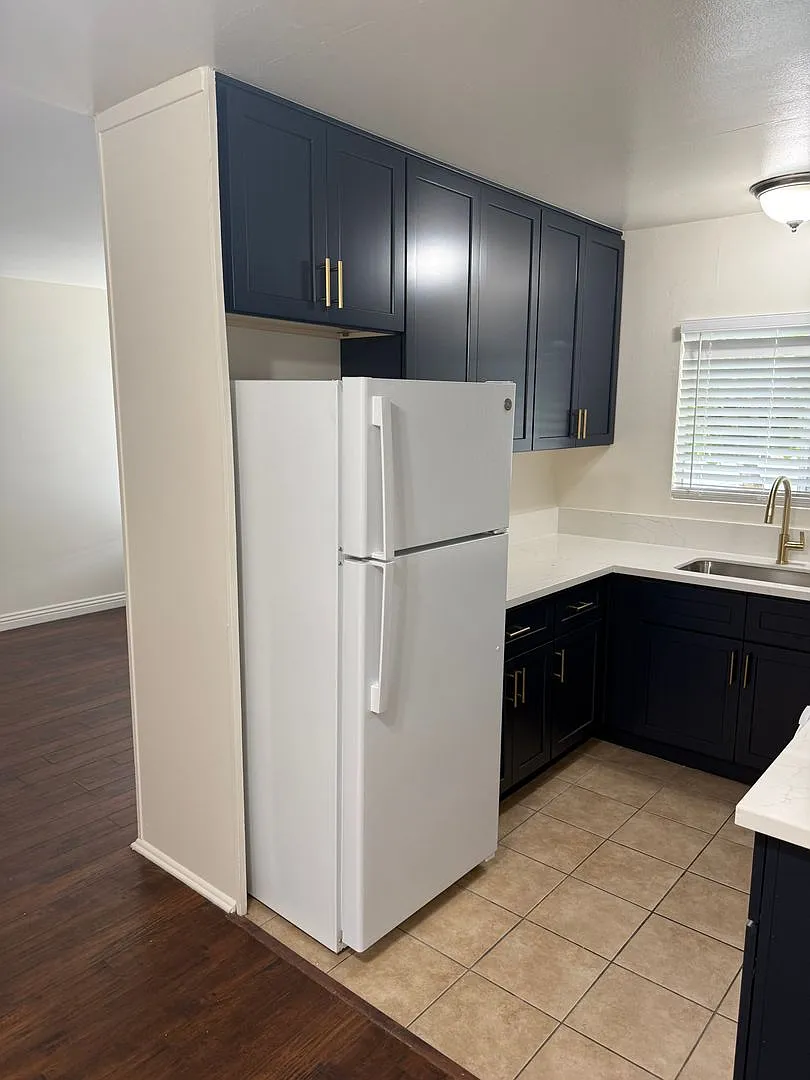 1432 Robinson Ave — Photo 2