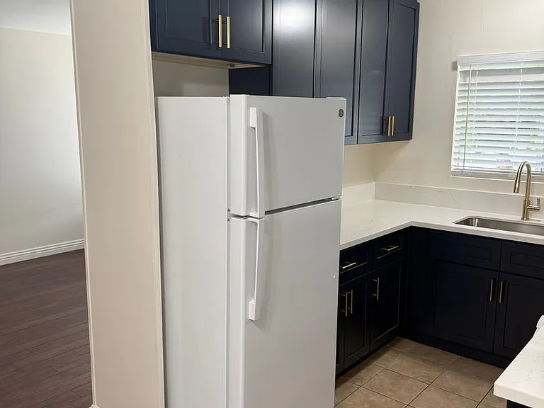 1432 Robinson Ave — Photo 2