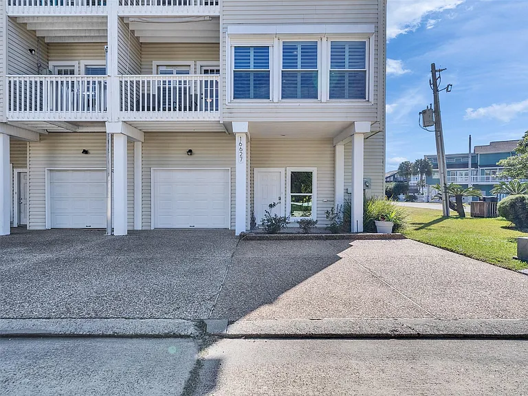 16627 Bayfront Dr — Photo 3