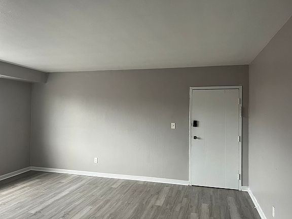 Entrance to Unit + Living Room
(Entrada y Sala)