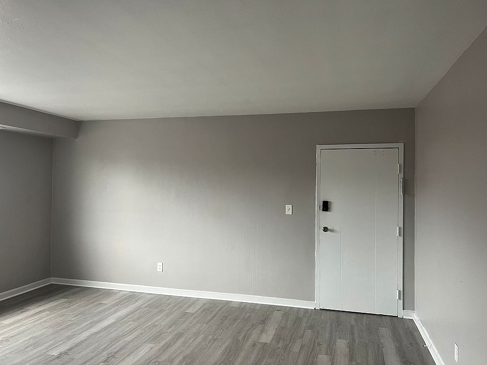Entrance to Unit + Living Room
(Entrada y Sala)