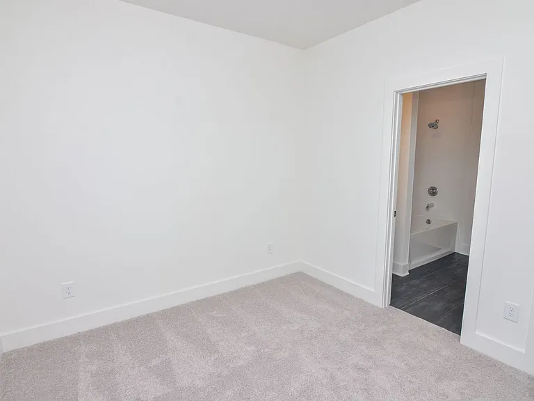 550 Markham St #18 — Photo 3