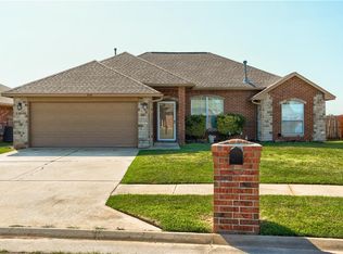 216 SW 40th St, Moore, OK 73160