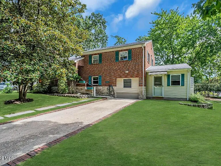 221 Harrison Ave — Photo 3