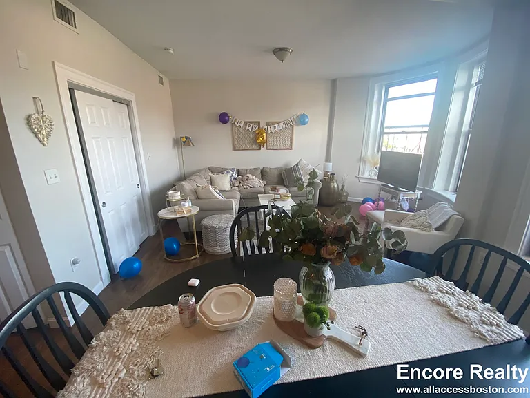 1942 Beacon St #2 — Photo 2