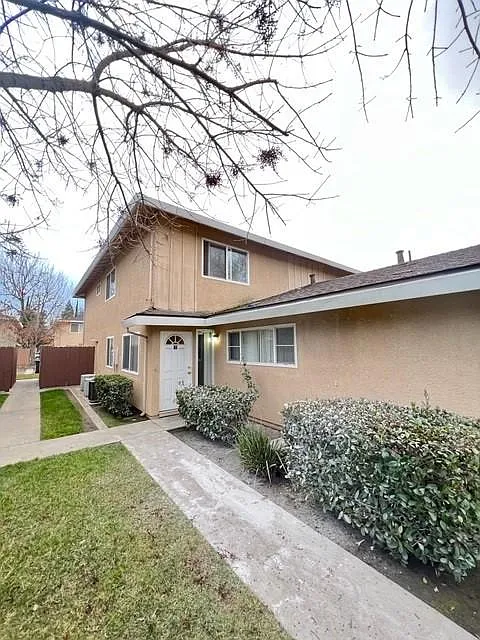 2140 Chrysler Dr — Photo 4