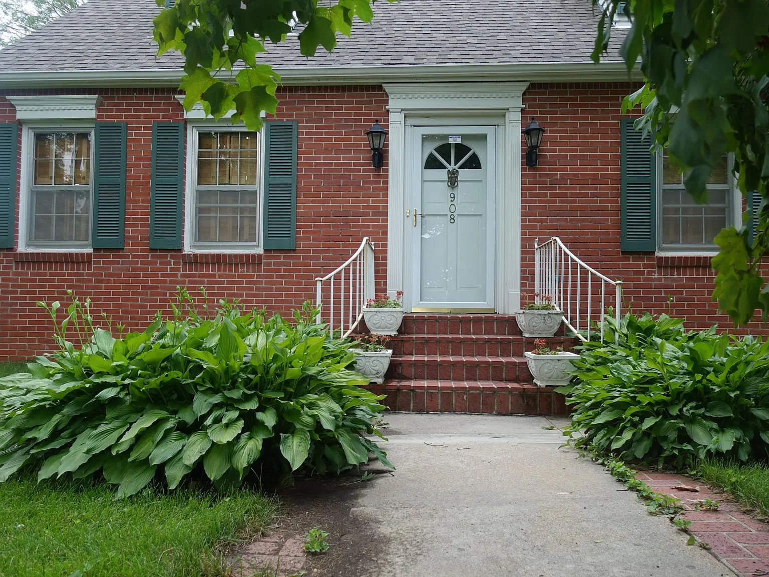 5 bed, 144 sqft, $680 — Photo 1