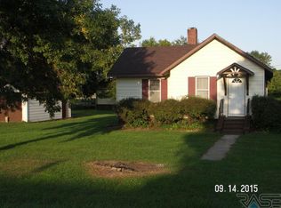 101 S Broadway St, Magnolia, MN 56158