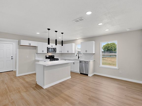 2nd image of 208 Ponderosa Ln