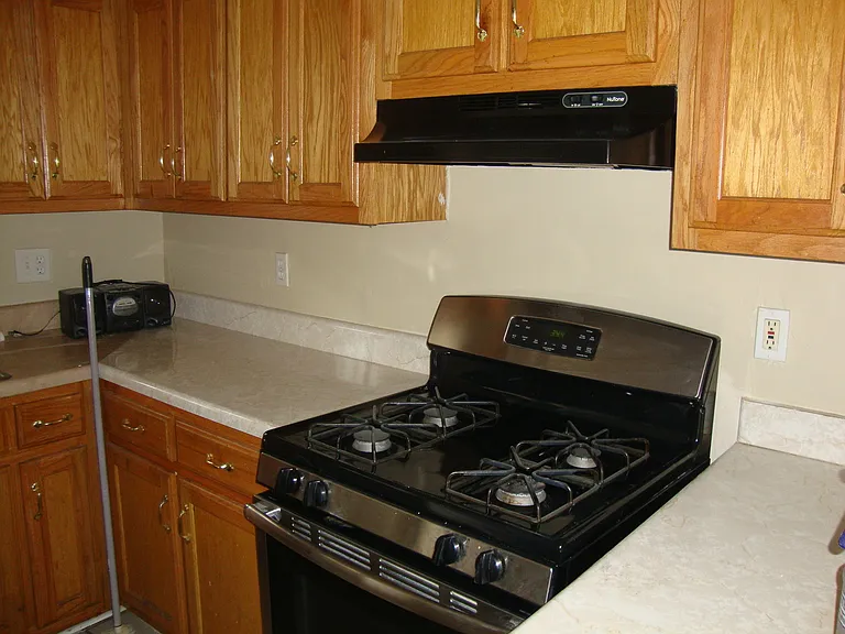 1572 Victor St — Photo 7