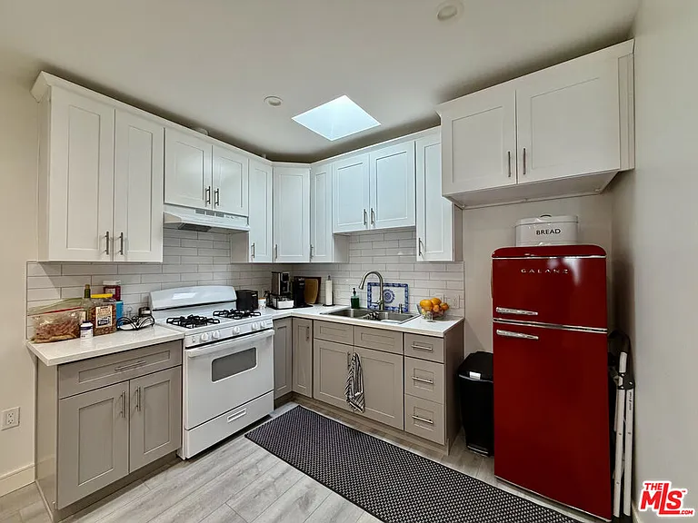 7764 Fountain Ave — Photo 18