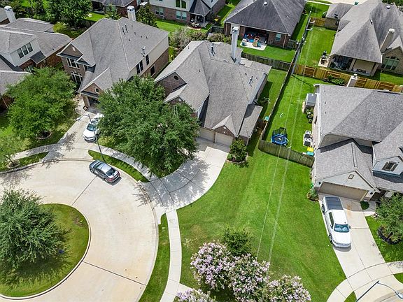 This birds eye view shows how this home sits at the end of two quiet cul-de-sacs, joined in the middle by a large greenbelt! What a fabulous meeting and play space for the two streets to join and have fun!