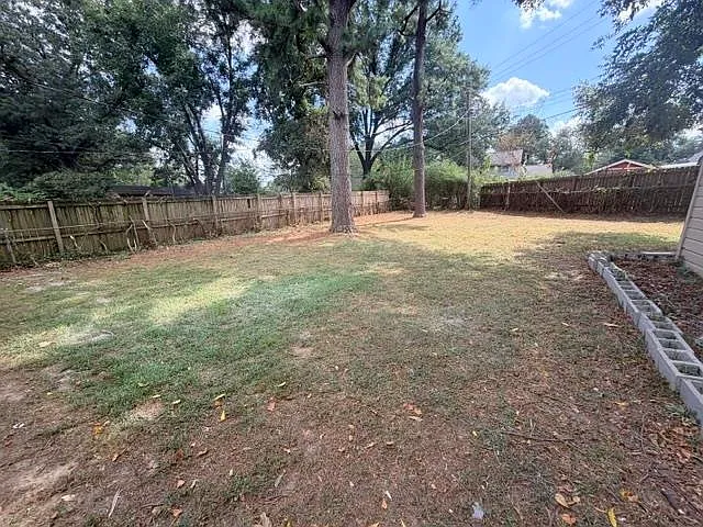 3 bed, 1.0 bath, 918 sqft, $1,300 — Photo 2