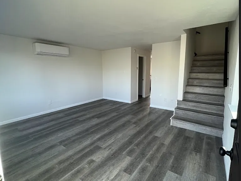 902 E Division St — Photo 13