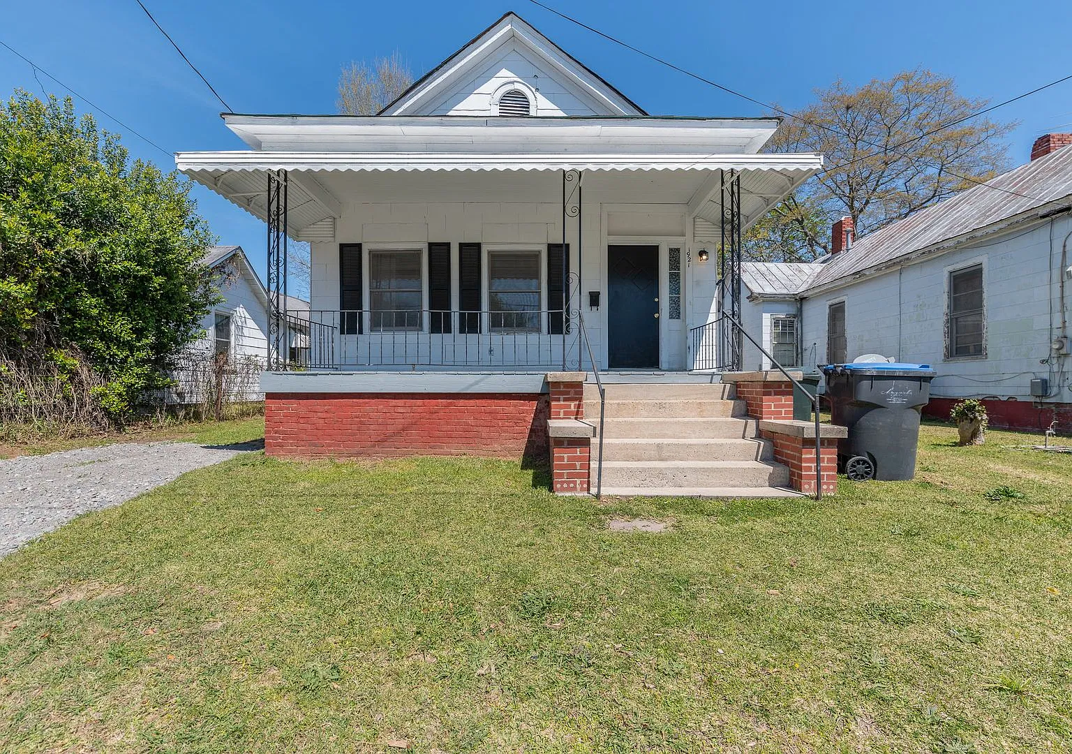 Newly Renovated 2 BD/ 2 BA home in available for rent! Vouchers Accepted! — Photo 2