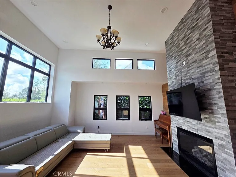 915 S Rimpau Blvd — Photo 3