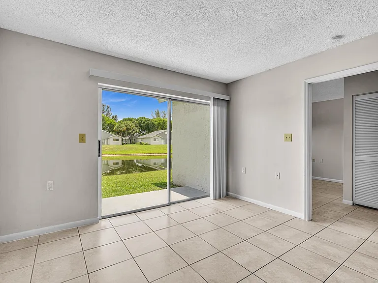 1020 Lake Victoria Dr #B — Photo 20