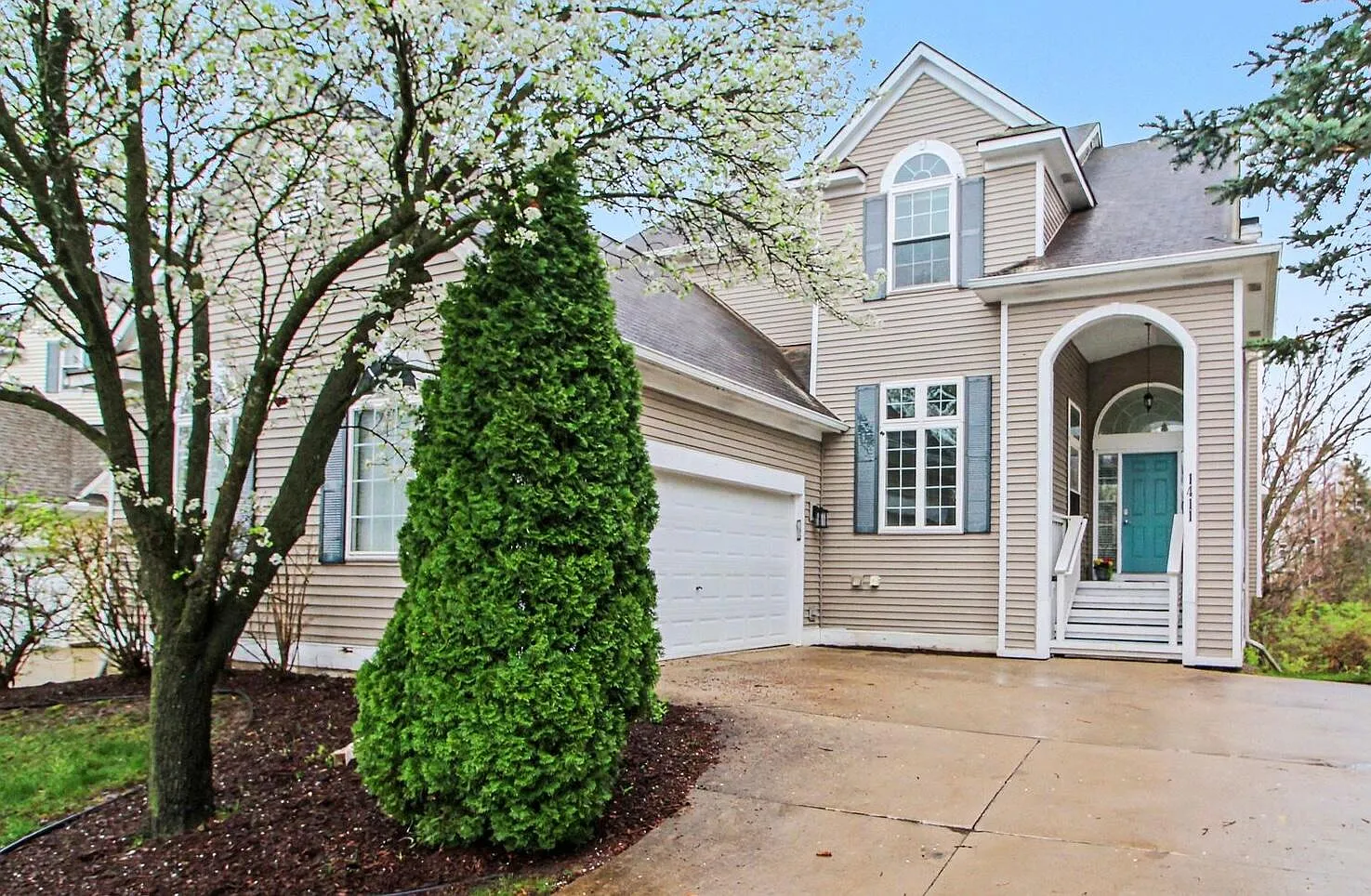 3 bed, 2.5 bath, 2417 sqft, $3,200 — Photo 1