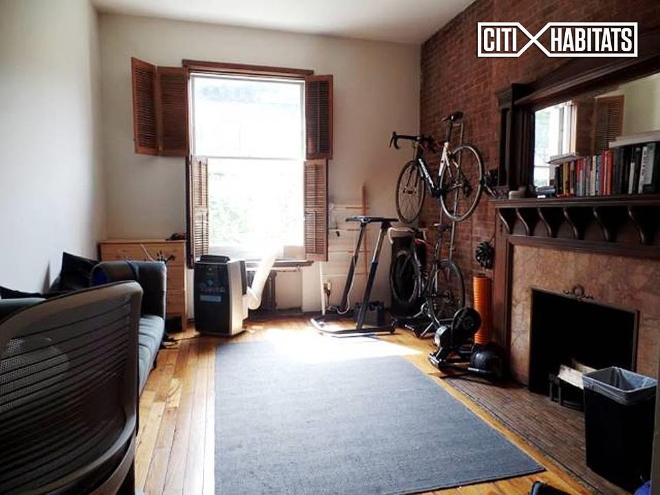 2nd image of 21 W 76th St APT 4B