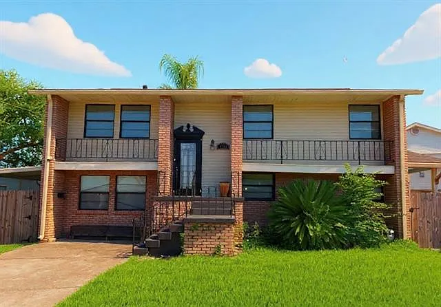 4 bed, 2.5 bath, 2000 sqft, $2,500 — Photo 1
