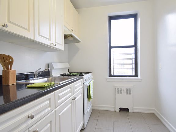 River Hill Gardens - Kitchen - M83-03E