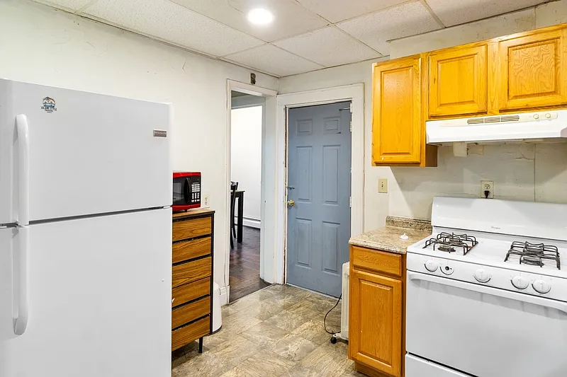 4 bed, 2.0 bath, 941 sqft, $575 — Photo 2