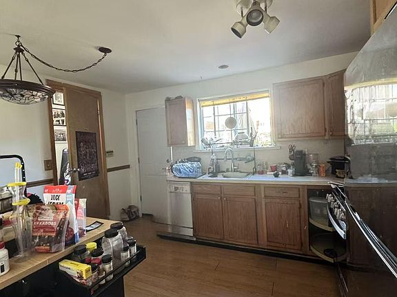 5th image of 55 Hope Ln