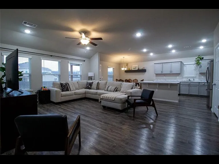 4204 Lexington Ave — Photo 5
