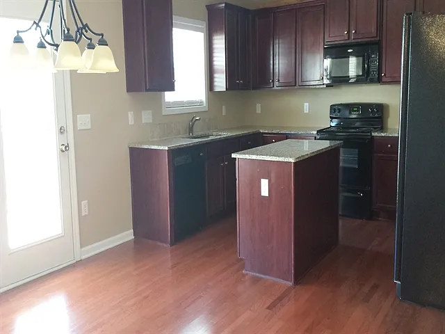 5 bed, 3.5 bath, 2700 sqft, $2,740 — Photo 3