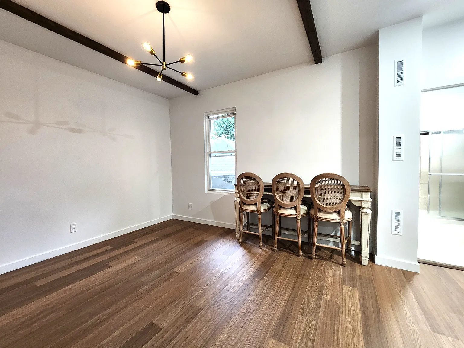 3 bed, 1100 sqft, $3,350 — Photo 2
