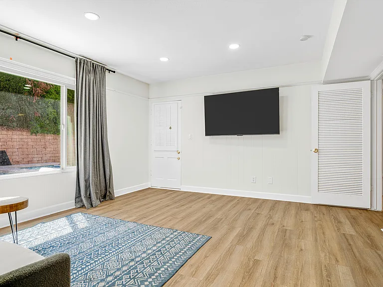 5400 Nagle Ave — Photo 21