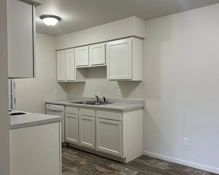 Sunset Lake Apartments — Photo 10