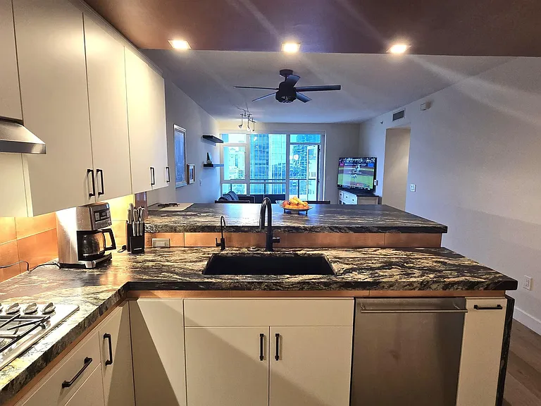 325 7th Ave #1301 — Photo 7