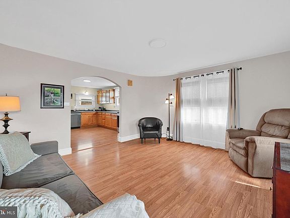 4th image of 614 Florence Ave