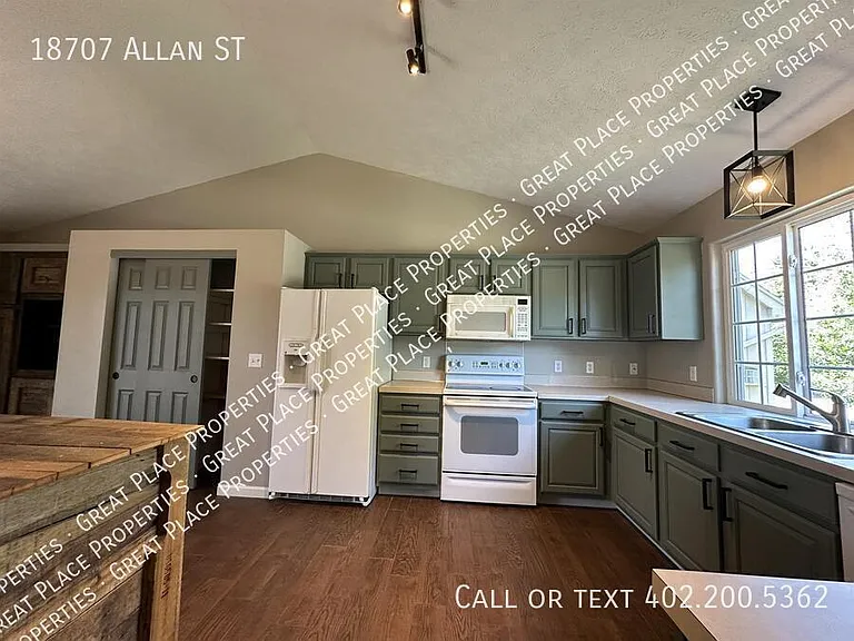 18707 Allan St — Photo 15