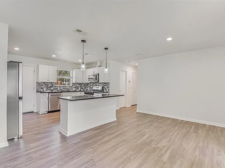 1202 W 22nd St #B — Photo 4