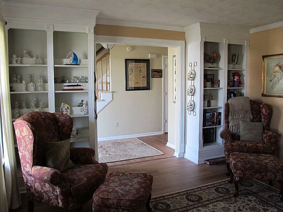 3rd image of 729 Villa Dr