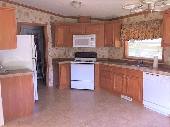 3rd image of 202 Willow Dr