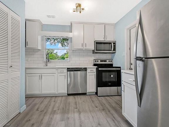 3rd image of 450 Robin Hood Dr #4
