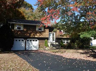 33 Magnolia Rd, Trumbull, CT 06611