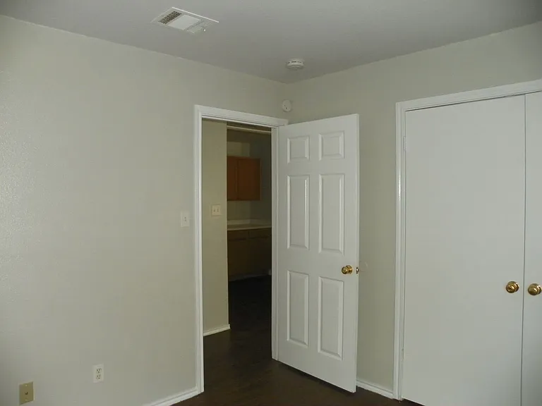 2221 Creekside Ln — Photo 10