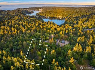 14245 Pita Ln NE, Bainbridge Island, WA 98110