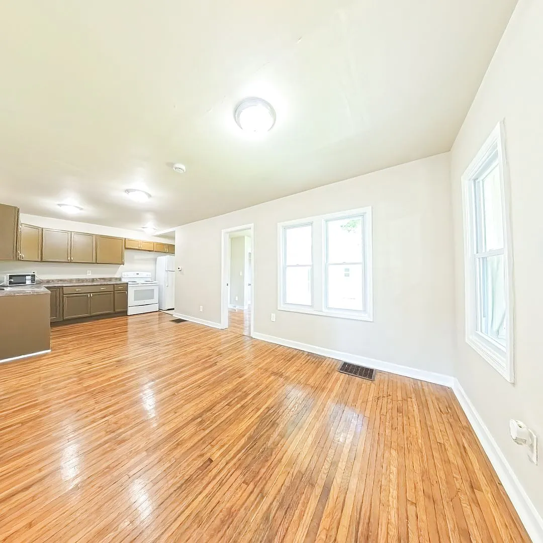 Cozy 3 Bedroom 1 Bathroom- Located near blank park zoo — Photo 2