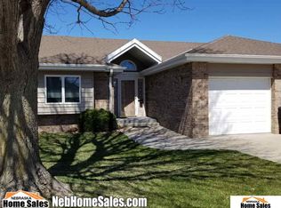 718 Nicholas Cir, York, NE 68467