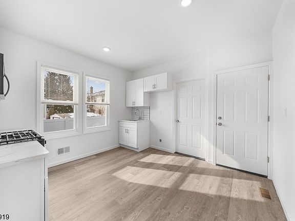 4th image of 811 Jackson Ave