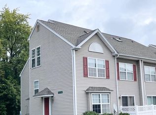 3 Horseshoe Dr, Douglassville, PA 19518