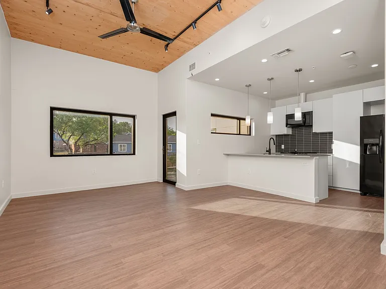 Nova Austin — Photo 10
