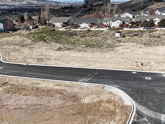 3rd image of 16 Falcon Ridge Dr