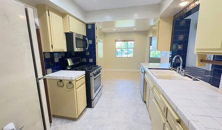 403 Lupin Ln — Photo 10